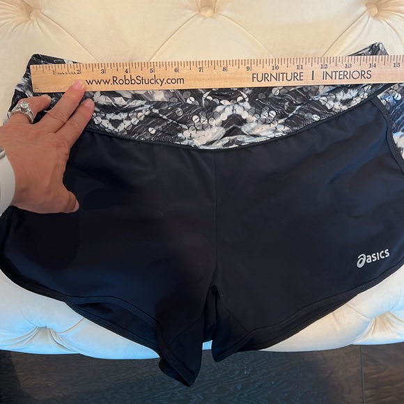 ASICS running shorts - Picture 4 of 8